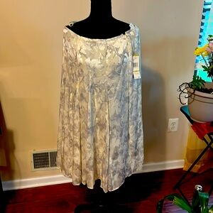 Jones New York Collection 2pc skirt & top 41%silk size 14. Silver floral print.